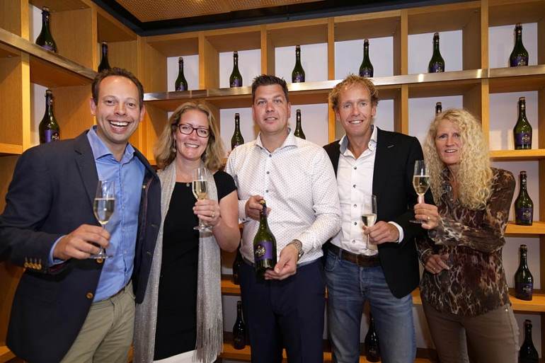 Jacco Oosterhof (directeur Wijnvoordeel Heerenveen), Ilona en Stephan Pos, René Tulner en Herma van Keulen