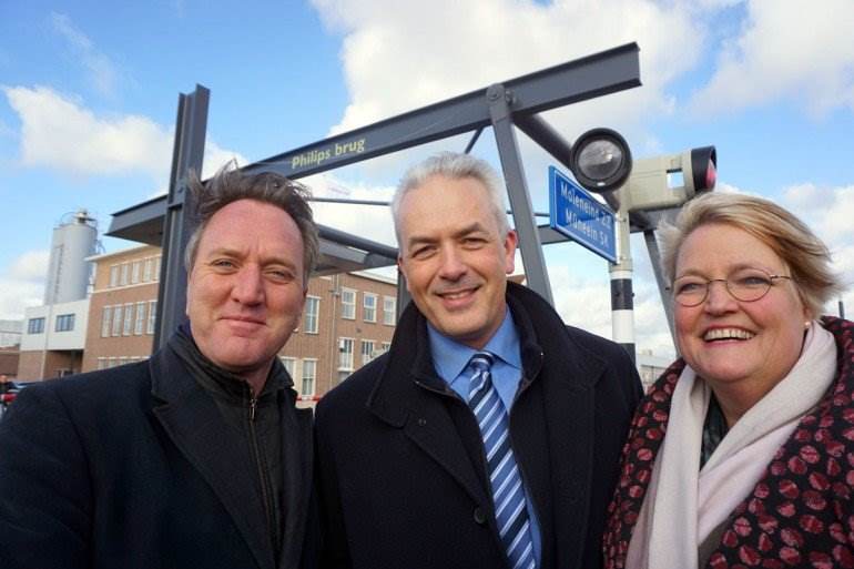 Tjeerd van Bekkum, Pieter van Groos en Marja Krans voor de Philipsbrug.