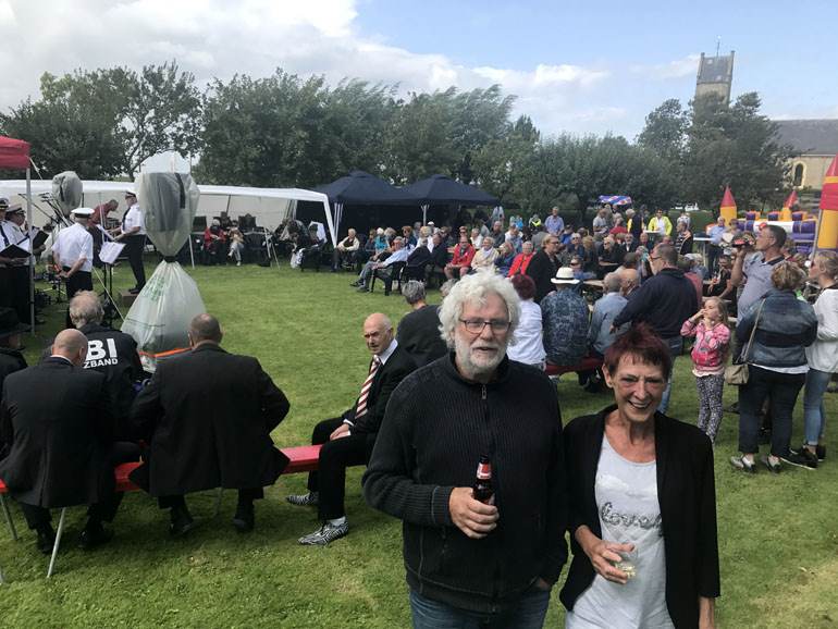 Jan (74) en Griet Kooistra (72) op Sail Hichtum, links het Kapiteinskoor dat met fans elke Sail afreist naar het dorpje. Jan en Griet vierden onlangs hun gouden huwelijk.