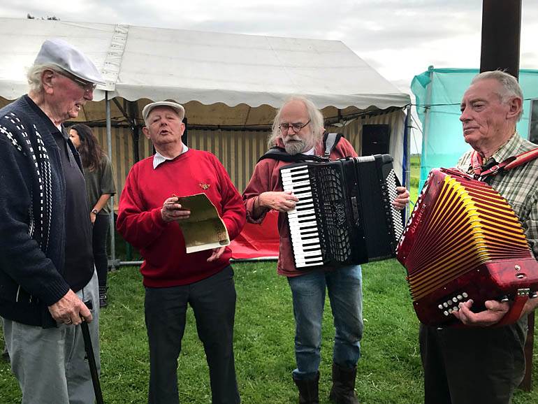 Germ Koldijk uit Itens, Jan Boonstra uit Rien, Joop de Jong uit Sibrandabuorren en Henk de Vries uit Noordwolde zingen en spelen liedjes uit een oud schoolverzenboekje uit de jaren dertig.