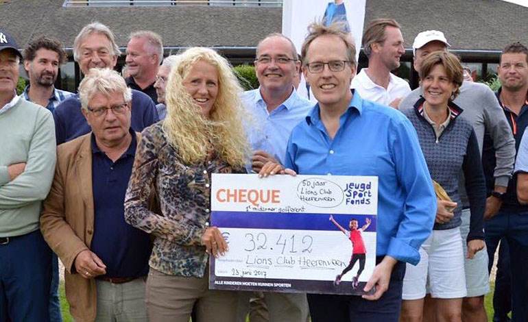 Op de foto overhandigt voorzitter Jerry Speel de formidabele cheque aan JSF-bestuurslid Herma van Keulen.