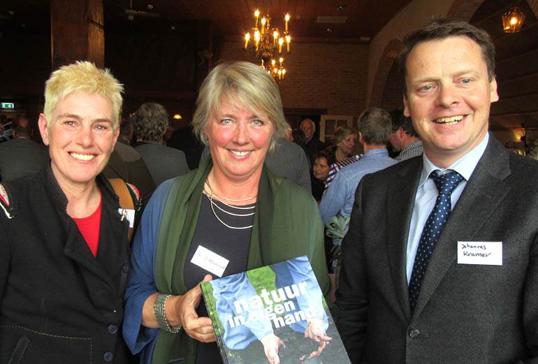 Miss Natuurbeheer Tineke de Vries, auteur Josefien Oude Munnink en gedeputeerde Johannes Kramer.