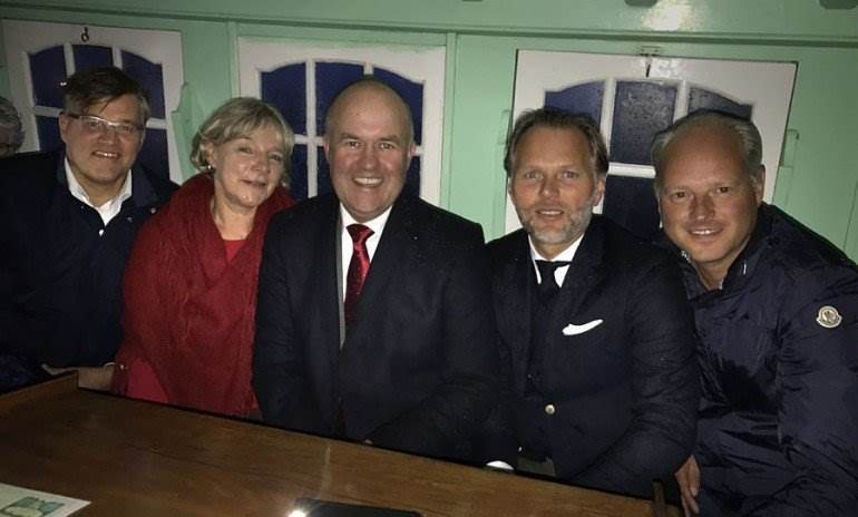 Hielke Sybesma, burgemeester Marga Waanders, commissaris Arno Brok, voorzitter Jan-Michiel van der Gang van de Dokkumer Admiraliteitsdagen en Symen Jansma van TravelBird.