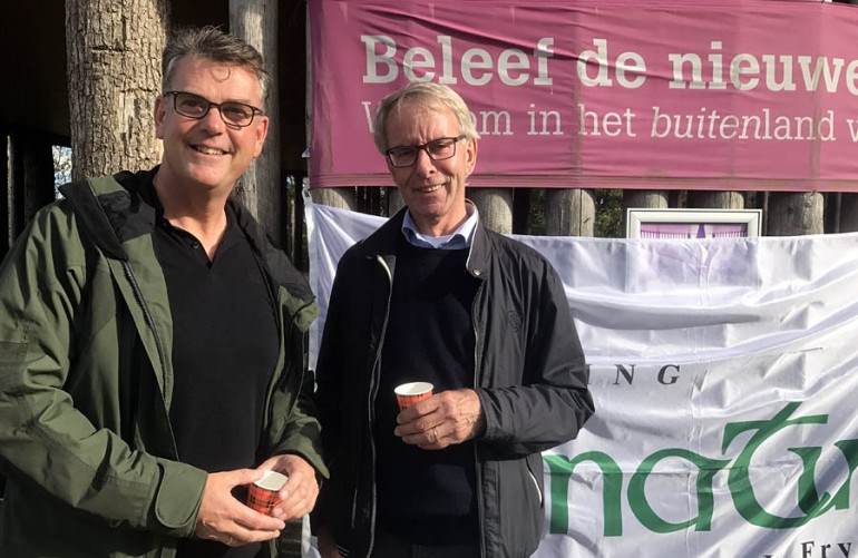 Kor Bolhuis (manager particulieren Rabobank Drachten-FrieslandOost) is penningmeester van Ynnatura. Rechts naast hem Ynnatura-voorzitter Gerard van Klaveren.