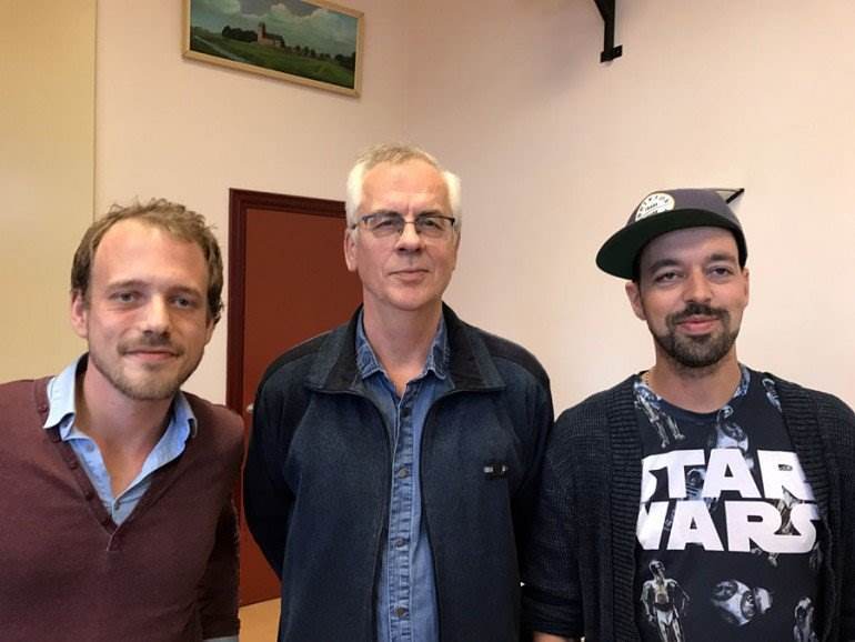 internationaal grootmeester Auke Scholma (midden), vóór Klaas-Hendrik Leijenaar (l.) en Gerlof Kolk.