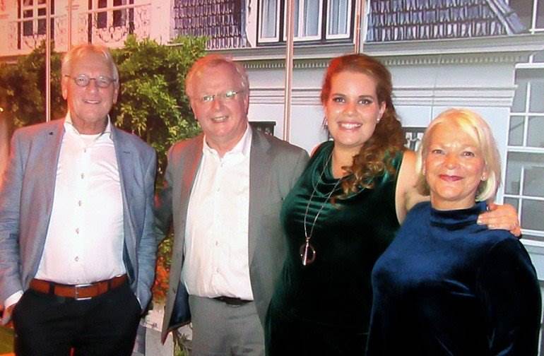 Iris Kroes met links van haar Tjaarda-directeur Tjitte de Wolff, geflankeerd door de oud-transportondernemer Jouke van der Werff uit Reduzum en zijn vrouw Gjetsje