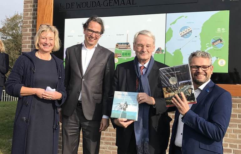 directeur Hilda Boesjes-Beljon van het Woudagemaal, Afsluitdijk-projectleider Joost van der Beek, Paul van Erkelens en Louis Schouwstra.