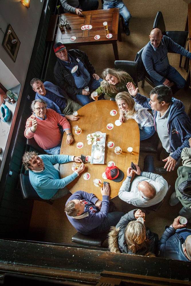 Vlnr Robert Echten (Heineken), Jan Heida (Wiis Events), Freddy Hut (sc Heerenveen), Berend Mink (Berend Mink Scheepsservice), Alinda Brouwer (MCL), Marjette Heida (Transavia) en Marcel van der Velde (Beijk Catering). Cor van Doorn werd uitgeroepen tot meest opvallende stamtafelgast.