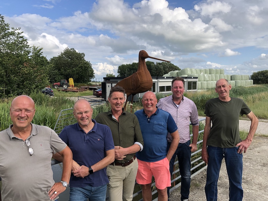 Secretaris Eddy de Boer, projectleider Henk de Jong, penningmeester Douwe de Boer, voorzitter Rendert Algra, bestuurslid Marco Hoekstra van ANF en Murk Nijdam. 