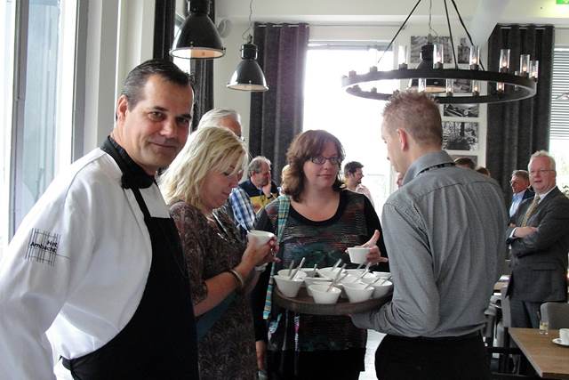 Eerste Wâldgieltsjes voor Henk Markus (op de foto links) van restaurant Het Ambacht in Heerenveen.