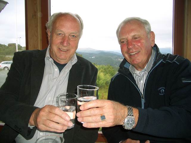 De old soldiers Riemer van der Velde en Klaas Oenema brengen een toast uit op de wedstrijd.