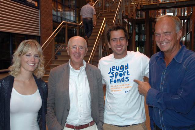 Pieter Jan Postma laat zien dat hij ambassadeur van het Jeugd Sport Fonds Friesland is. Links Yanna van Tol (Sport Fryslân, secretariaat), bestuurslid Thijs Spijkervet en rechts voorzitter Cor Greben.