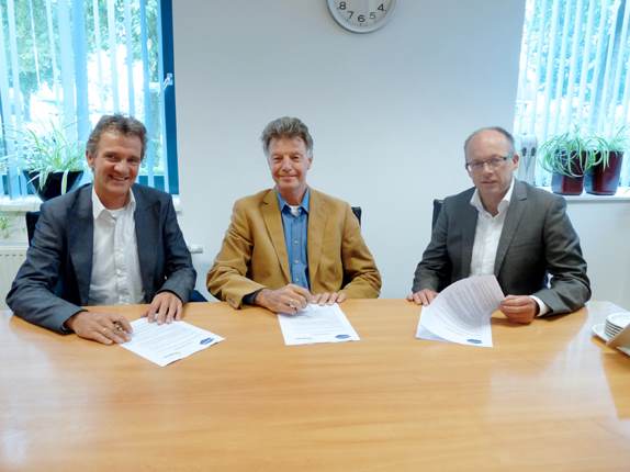 Foto: Ondertekening contract door de heren Polstra, Van der Zwaag en Meima.