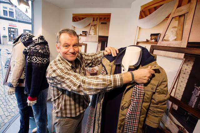 Ulke Wiersma aan het werk bij Hoekstra Mode in Stiens. © Anne van der Woude