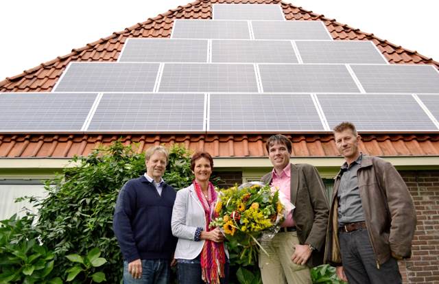 Foto: vlnr. Riekele Heida en Piety Heida, bewoners van het pand, Kees Oosterveld en Luc Lageveen, directieleden Oosterveld Installatietechniek. © Lenus van der Broek