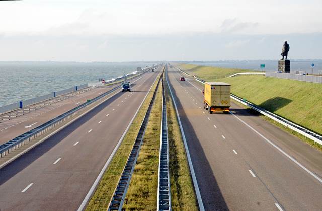 Kunstzinnige zonnepanelen op Afsluitdijk