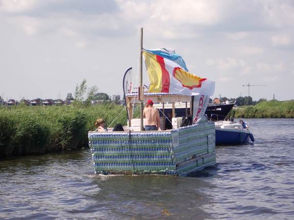 Op de foto vaart de boot in de buurt van het Sneekermeer.