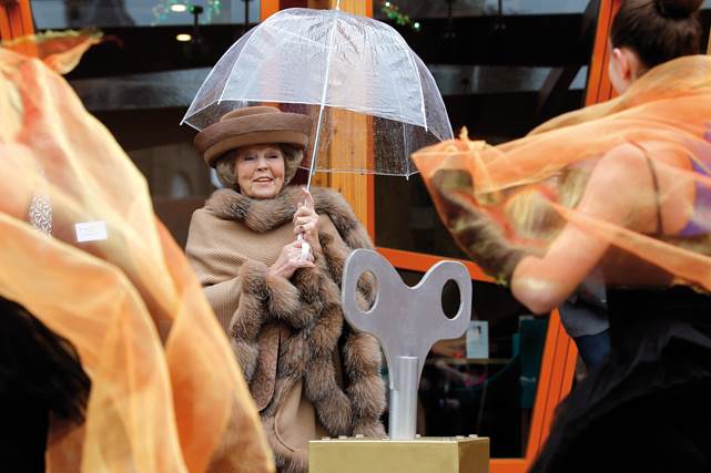 Koningin Beatrix opent Cultureel Kwartier in Sneek. Foto ANP