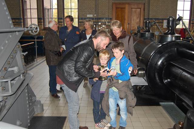 Cor, Oscar en Malte Ruiter met oma Wikje Ruiter. Op de achtergrond opa Hendrik Ruiter, Ido Boonstra en Hilda Boesjes – Beljon.