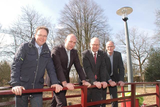 Vlnr John Vernooij, directeur Jan Willem Zwart van De Kruidhof, Joop Atsma en wethouder Klaas Antuma van Achtkarspelen met rechts de nieuwe lichtmast.