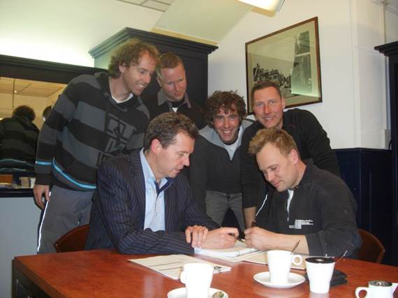 Op de foto. Vlnr achter: Wessel Kort, Pier van der Meulen, Remko Kort, Dennis de Boer. voor: Notaris Robin Rispens en Jan Hendrik Huisman.