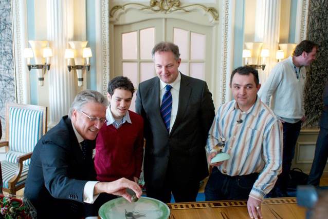 Op de foto toont John Jorritsma het kievitsei. Naast hem vanaf links: Andrés Forero, burgemeester Eric ter Keurs van Tytsjerksteradiel en vinder Melle van der Meer.