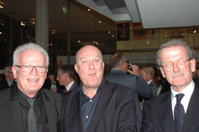 Op de foto wordt Deinum geflankeerd door hotelmagnaat Harry Westers (l.) en jurist Pieter Tuinman.